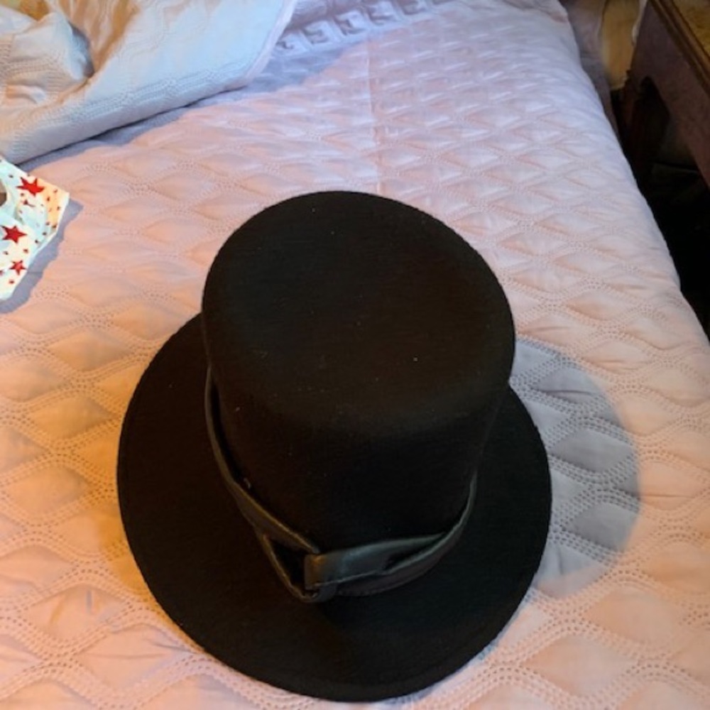 BLACK VELVET TOP HAT